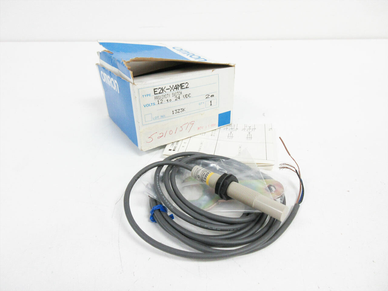 Omron E2k-x4me2 Capacitive Proximity Sensor 0.157" Ip66 Cylinder Threaded - M12