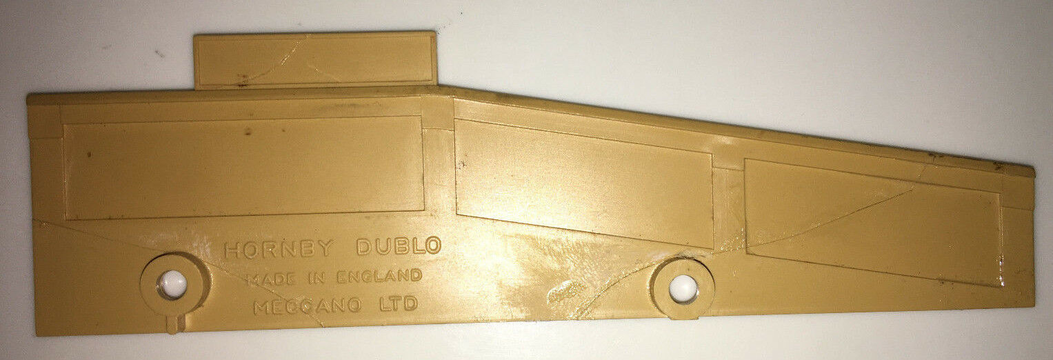 Hornby Dublo 5083, 5085 Terminal Through Station Spare Parts:-  Ramp Wall Right